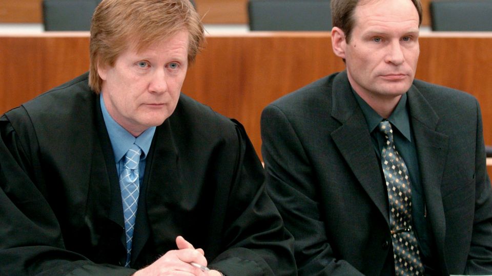O advogado Harald Ermel e seu cliente, Armin Meiwes, durante o julgamento do canibal. Foto: AP.