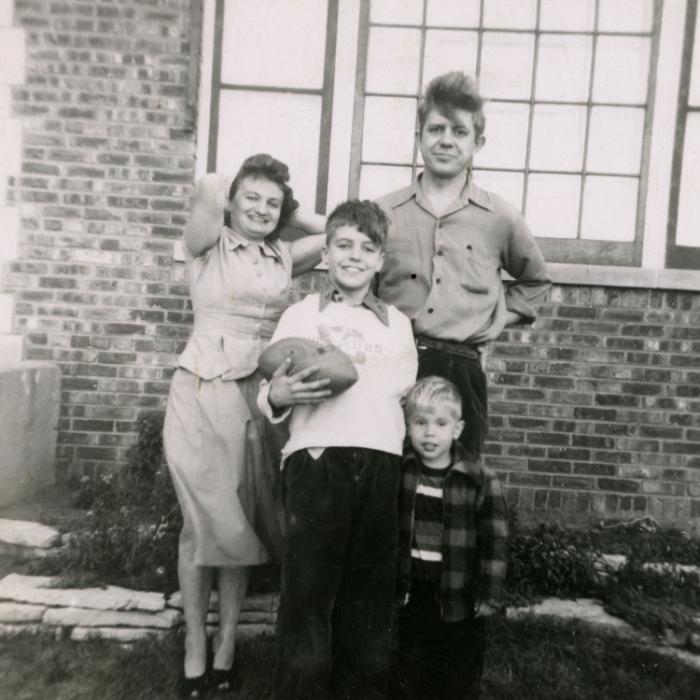 Os Kaczynski: a mãe Wanda, os irmãos Ted e David, e o pai David, na casa da família em Evergreen Park, Illinois, em 1952. Foto: Every Last Tie: The Story of the Unabomber and His Family, Duke University Press)