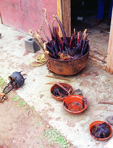 Objetos de Adolfo Constanzo utilizados nos rituais satânicos. Foto: Delicia Lopez/AP.
