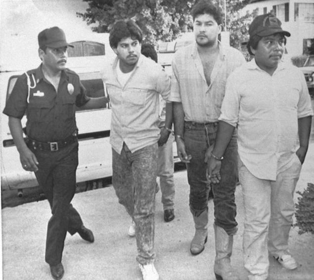 Polícia escolta Sergio Martinez, David Serna Valdez e Elio Hernandez Rivera até a delegacia em Matamoros. Data - 18 de Abril de 1989. Foto - John Hopper - AP