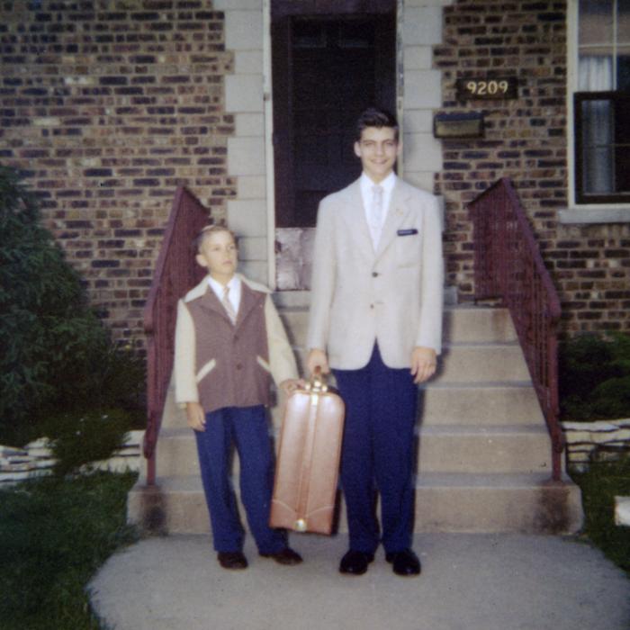 Ted Kaczynski, e seu irmão mais novo David, deixando a casa dos pais para estudar em Harvard, em 1958. Foto: Every Last Tie: The Story of the Unabomber and His Family, Duke University Press.