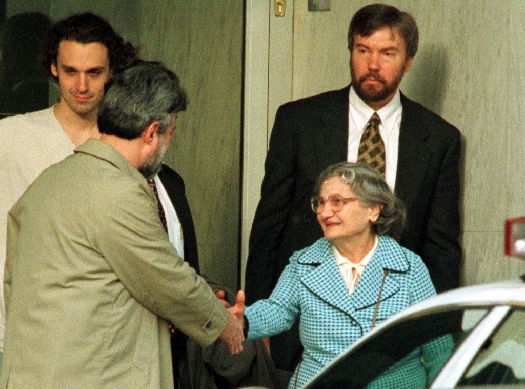 Wanda Kaczynski, mãe do Unabomber, cumprimentando o Defensor Federal Dennis Waks, enquanto ela e seu filho David (no fundo) deixam o tribunal em 22 de janeiro. Ted Kaczynski se declarou culpado de todas as acusações contra ele.