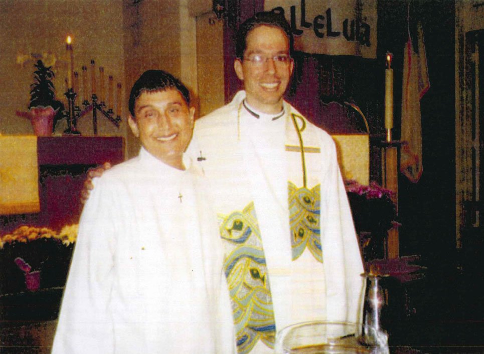 Pouco antes de morrer, Joy Richards posa com James Pike, pastor da Igreja Luterana da Graça, após seu batismo na primavera de 2006 (foto: cortesia de James Pike).