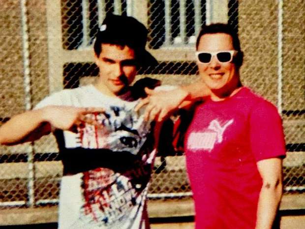 Magnotta posando para fotos na prisão ao lado de seu amigo, o também detento Jonathan Lafrance-Rivard, condenado por fazer sexo com meninas de até 12 anos.