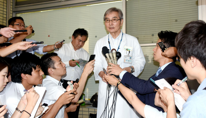 Yoichi Takahashi, diretor do Hospital Oguchi, responde a perguntas de repórteres em 27 de setembro. Foto: Takeshi Sakurai.