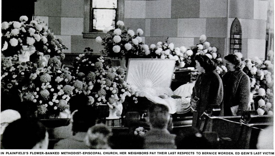 Na igreja metodista episcopal cheia de flores de Plainfield, os vizinhos prestam sua última homenagem Bernice Worden, a última vítima de Ed Gein. Foto: Life - 2/12/1957.