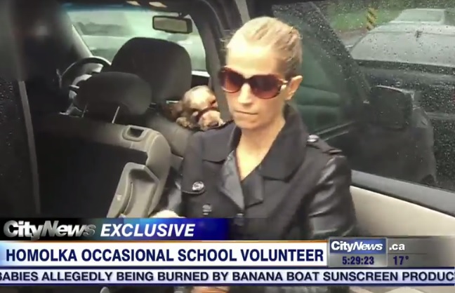 Karla Homolka, filmada pelo canal canadense City News entrando no carro após pegar os filhos na escola.