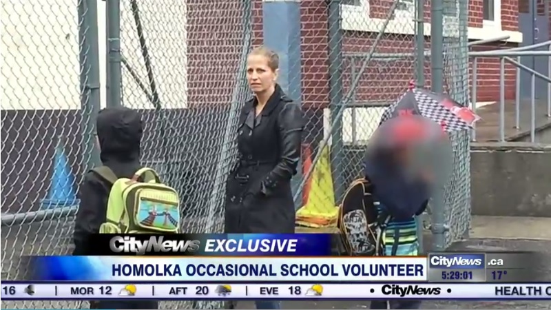 Karla Homolka, filmada pelo canal canadense City News esperando os filhos saírem da escola. 