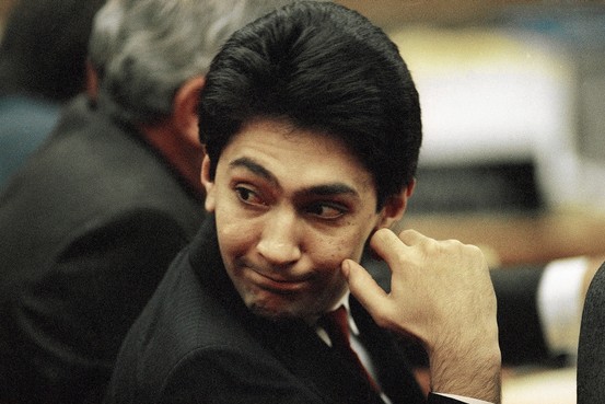 Reza Eslaminia olha para sua mãe após pegar a perpétua. Data: 1988. Foto: AP.