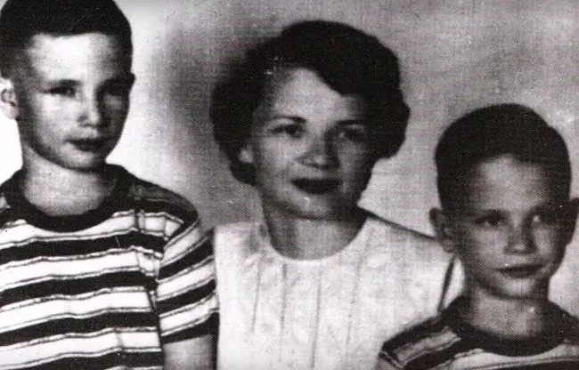 Dean Corll, sua mãe Mary e seu irmão Stanley. Data desconhecida. Foto: Chron.