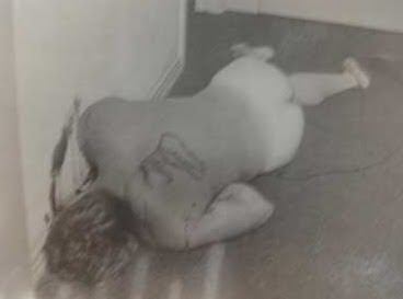 O corpo de Dean Corll perto de uma parede. Ele foi morto com seis tiros pelo adolescente Wayne Henley na madrugada de 8 de agosto de 1987. Foto: Pasadena Police Department.
