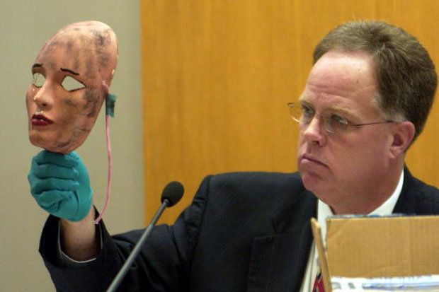Durante o julgamento em 2005, detetive mostra ao júri uma das máscaras usadas pelo serial killer Dennis Rader. 