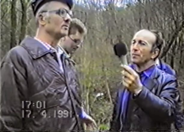 O serial killer Andrei Chikatilo (à esquerda) durante reconstituição de um de seus crimes. Preso em novembro de 1990, o avô grandalhão não confessou nenhum crime, e foi aí que mais uma vez Burakov entrou em cena.