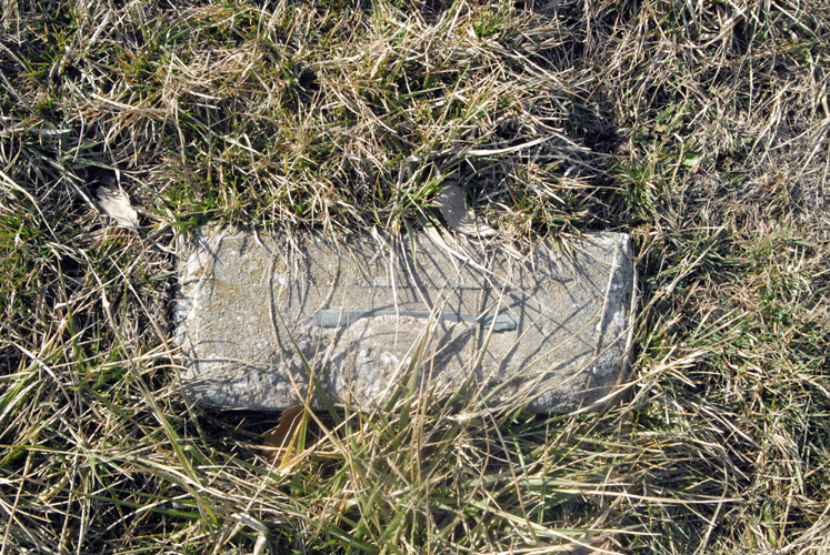 A sepultura de Carl Panzram. A placa com o nome de Carl Panzram foi roubada por vândalos. Ele está enterrado entre os túmulos de C.Fair 5-20-1925 e Martin Grahm 12-2-1933. Foto: Find a Grave.