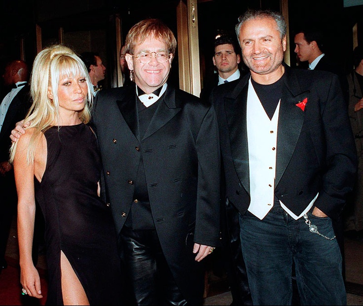 Donatella Versace, Elton John e Gianni Versace. Grandes amigos, Gianni Versace viajaria em agosto de 1997 para a Europa para passar alguns dias com seu amigo Elton John. Foto: AP.