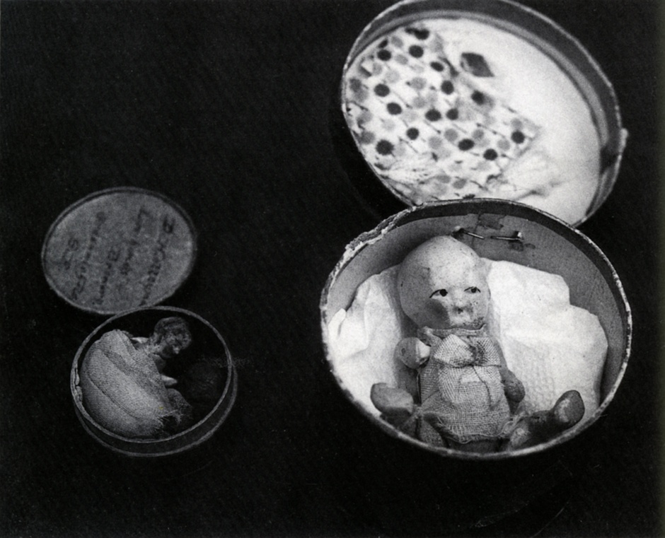 Um dos muitos mitos que surgiram ao longo dos anos foi a de que Minnie Dean matava bebês enfiando espetos através dos buracos das caixas. Foto: NZ History.