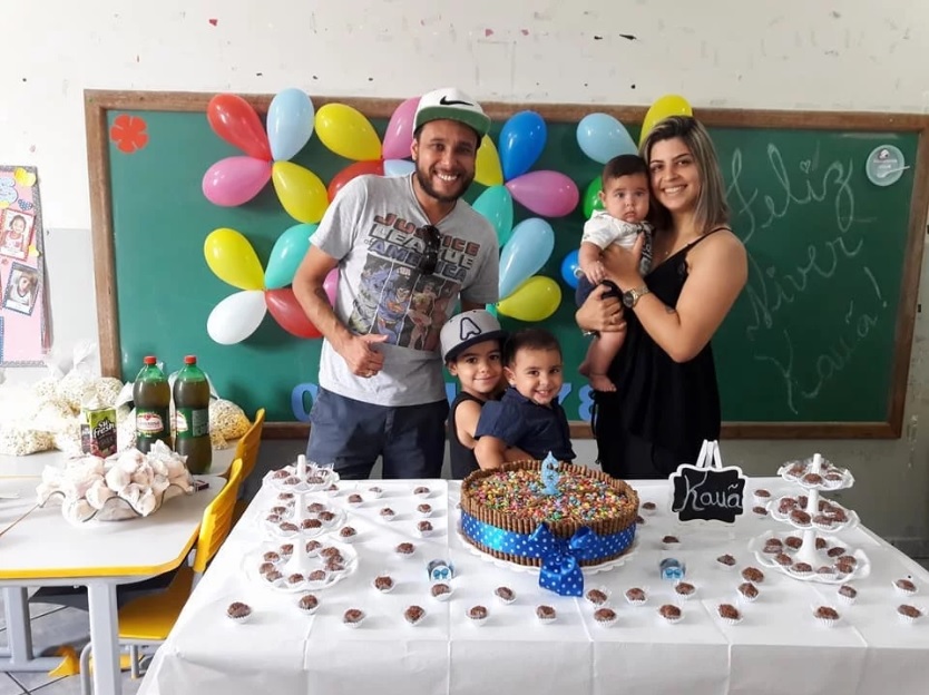 Pastor George Alves com sua esposa, Juliana e os filhos Kauã, Joaquim e João. (Foto: Reprodução/Facebook)