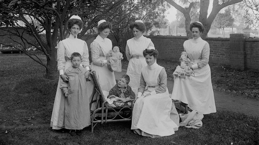 Enfermeiras australianas em um dos asilos criados pelo governo ainda no século XIX para cuidar de bebês e crianças órfãs ou indesejadas. Foto: Drew, Michael J. Data: 1880-1890. State Library Victoria.