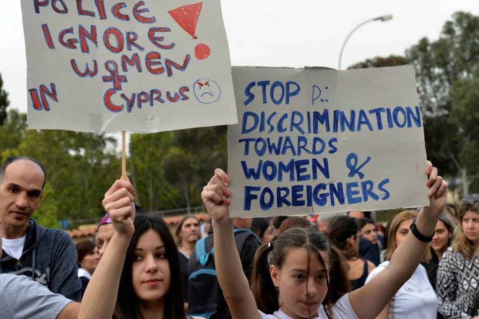 Manifestantes protestam na frente do Palácio Presidencial em Nicósia, Chipre, contra o racismo policial no caso das mulheres mortas. Foto: ABS News.