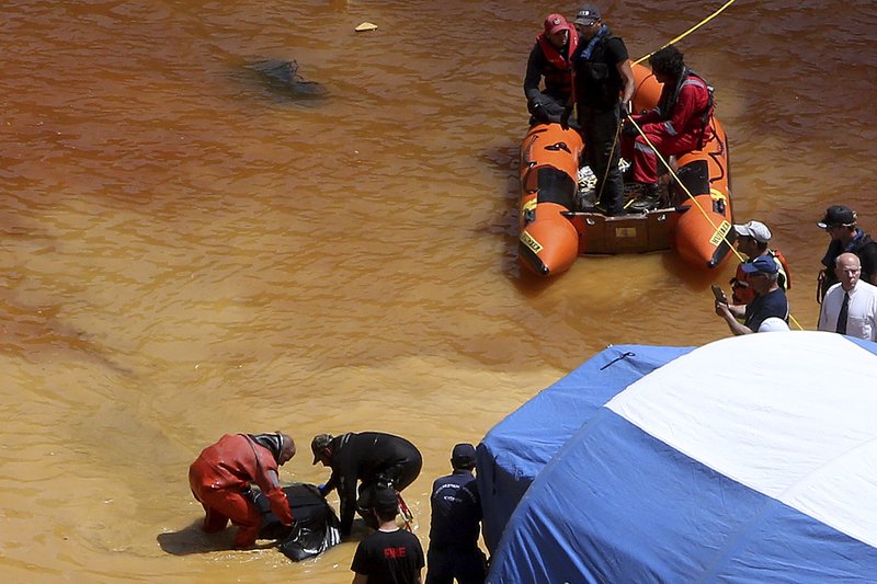 Uma mala contendo um corpo humano é encontrada no Lago Vermelho por autoridades cipriotas no final de abril de 2019. Foto: AP.