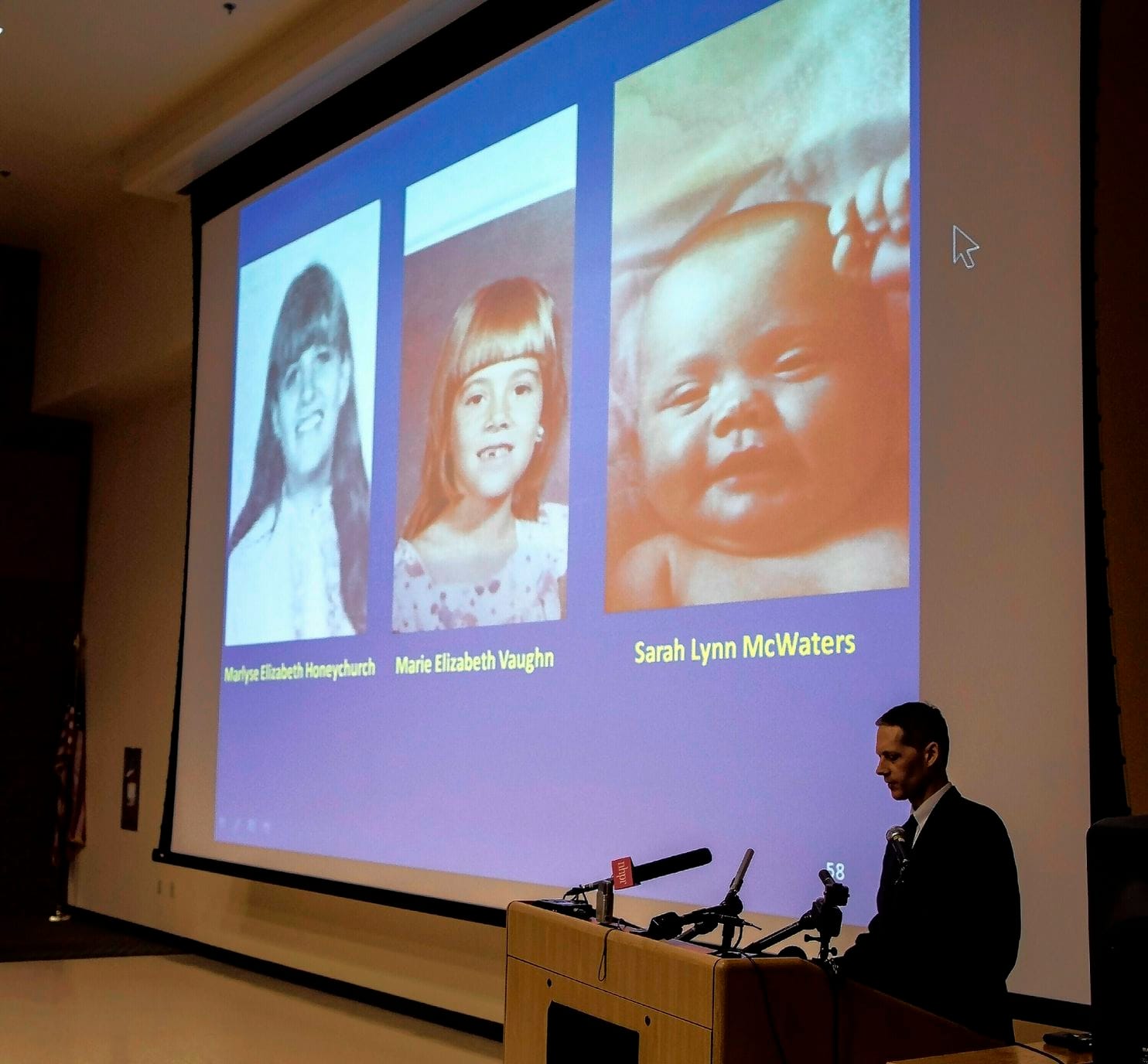 Procurador-Geral de New Hampshire Jeffrey Strelzin mostra um slide com as três vítimas identificadas, Marlyse Elizabet e suas duas filhas, Marie e Sarah, em uma coletiva de imprensa ontem, 6 de junho. Foto: Michael Pezone/Concord Monitor/AP.